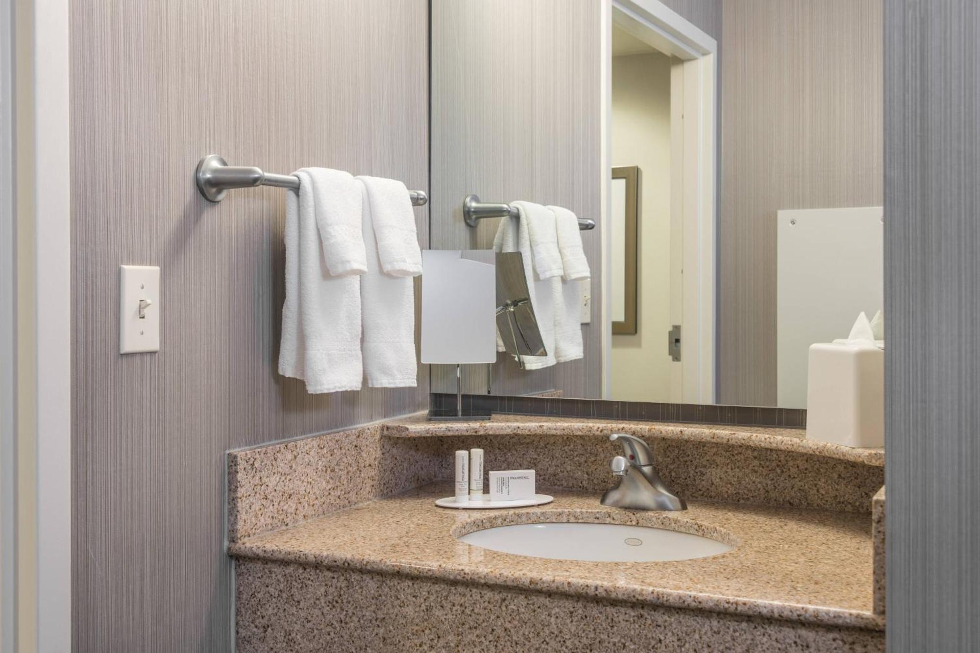 Courtyard By Marriott Newark-University Of Delaware Esterno foto